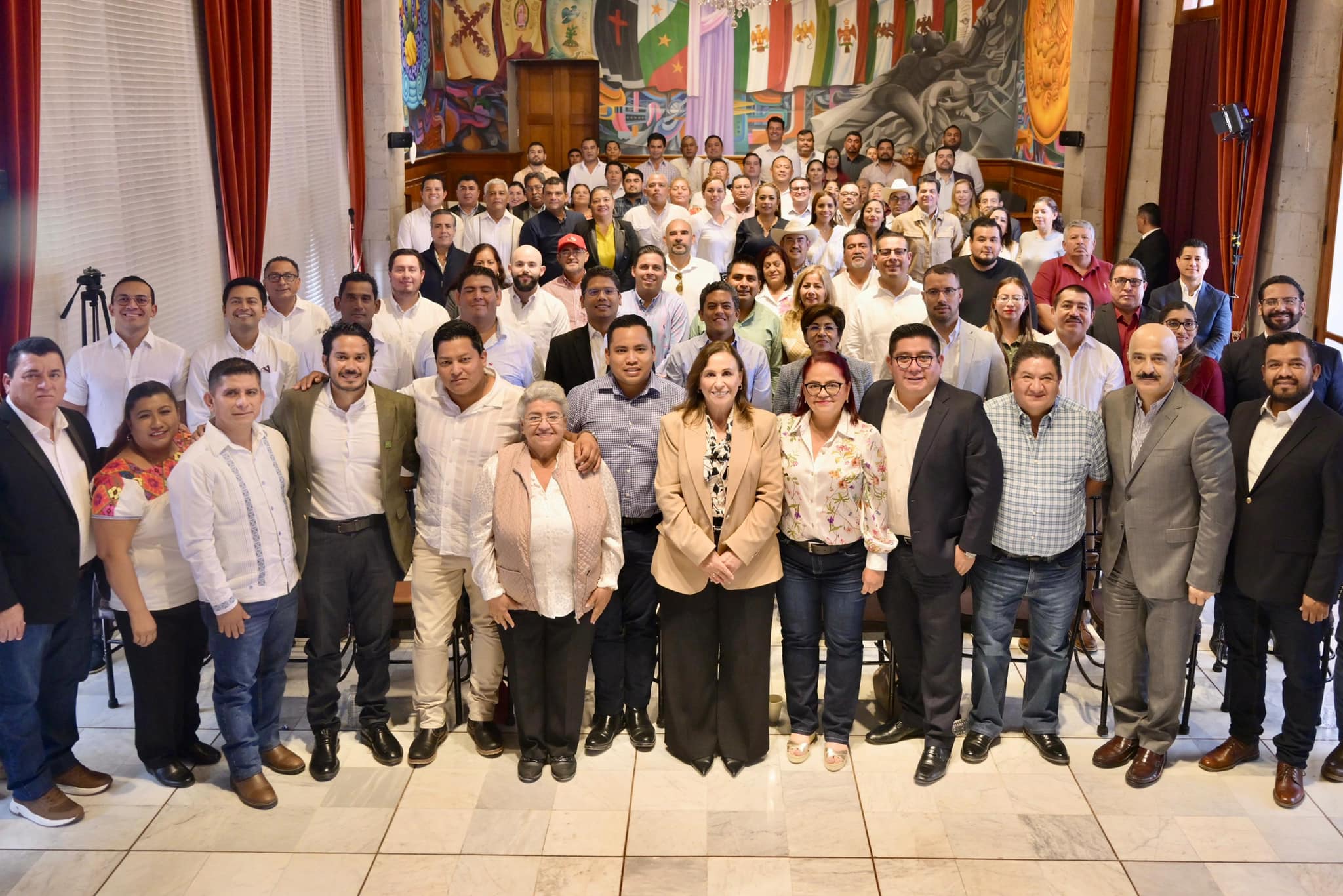 Agencia innova digital. – La gobernadora Norma Rocío Nahle García Recibí con entusiasmo a presidentas y presidentes municipales electos de diversos municipios de Veracruz, así como a representantes de las fracciones de Morena y del Partido Verde.