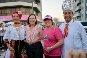 ¡Poder Femenino y Cuarta Transformación! Rosa María y Rocío Nahle Sellan el Éxito del Carnaval con Histórico Desfile Conjunto.