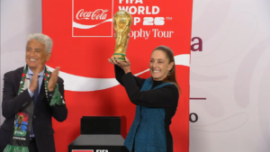 ¡Presidenta Histórica! Claudia Sheinbaum alza la Copa del Mundo en la “Mañanera”