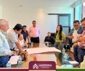 ¡HISTÓRICO MANOTAZO EN LA MESA!: Alcalde de Altotonga acorrala a CAEV para exigir fin a la crisis del agua