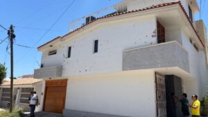 ¿VENGANZA O MENSAJE? HALLAN RECIBO A NOMBRE DE ROCHA MOYA EN CASA BALEADA TRAS NEXOS CON EL NARCO