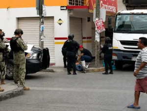 ¡TERROR EN TUXPAN! COMANDO ARMADO SIEMBRA EL CAOS EN PLENO CENTRO Y LA AUTORIDAD BRILLA POR SU AUSENCIA