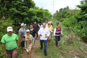 ¡Ingenio puro! Pedro Miguel Rosaldo pavimentará las colonias irregulares de Coatzacoalcos ¡totalmente gratis!