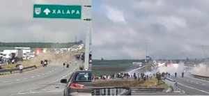 Última Hora | Máxima tensión: Antimotines desalojan de forma simultánea bloqueos en tramo carretero y el centro de Xalapa