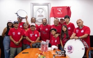 Firme respaldo al deporte y la afición local: Alcalde Pedro Miguel Rosaldo se pone la camiseta de los Delfines de Coatzacoalcos