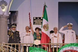 Rosa María Hernández Espejo encabeza el primer Grito de Independencia de su administración en el puerto de Veracruz