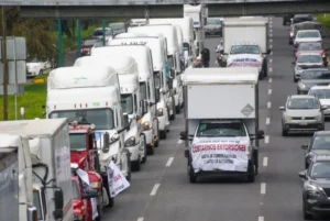 Enfrentan transportistas y Gobierno Federal posturas encontradas ante ola de violencia y ajustes fiscales en carreteras
